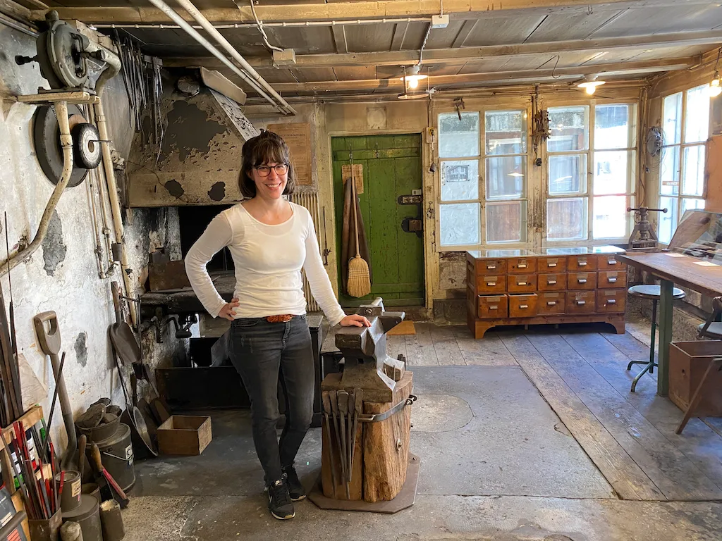 47d2f4e04abb598c363683b9893cf9b33acb887b Nina Klötzli in der alten Werkstatt ihrer Familie. Sie ist mit Messern und dem Handwerk dahinter aufgewachsen. (Bilder jsc)