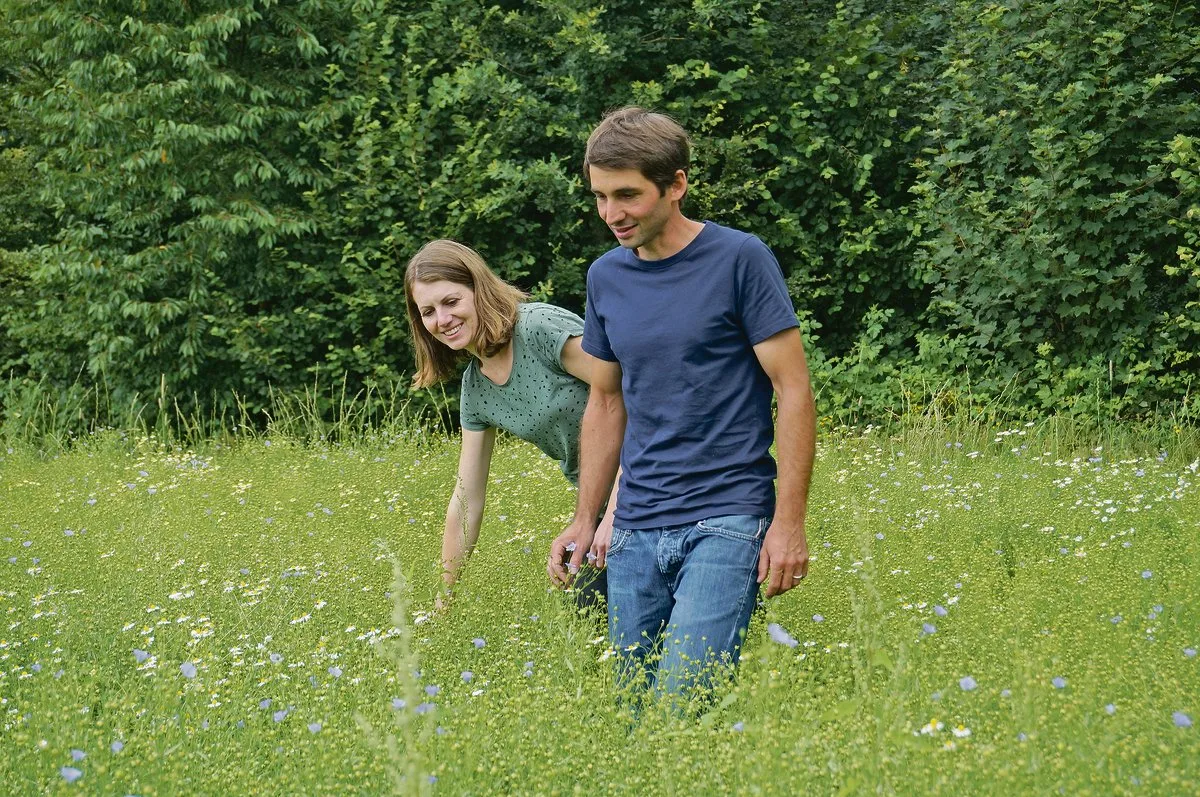f96fd0192c69430116b90ebf8fac5560395c7623 Anja und Reto Widmer spazieren über ein Feld mit Öllein. Die beiden bewirtschaften ihren gemeinsamen Biohof in Heimiswil seit 2016. Seither haben sie den Betrieb schrittweise weiterentwickelt und vielseitiger gemacht.(Bild Deborah Rentsch)