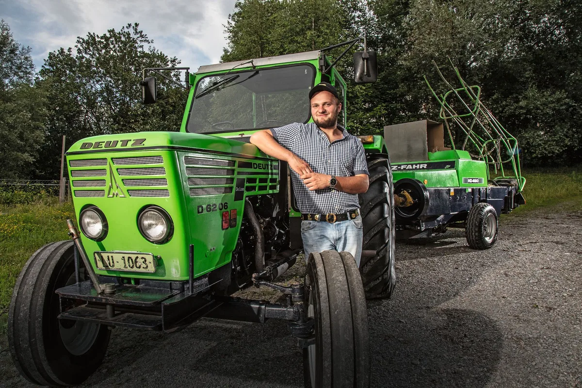 b74d05ba9bf15a0596be40b530d9e74864b43c26 Cornel Christen lernte auf dem Deutz D 62 06 Traktor fahren. Anfangs 2021 hat er den Betrieb seiner Familie übernommen –und mit ihm den Deutz aus dem Jahr 1978. Bild: die grüne/Pia Neuenschwander