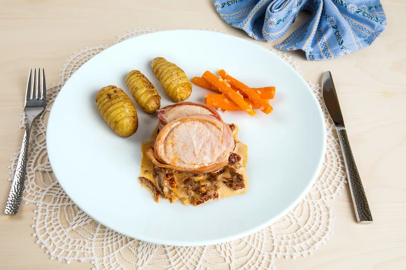 5ab03695b9a13cf9feac1ec79250756d35584bee Trutenfiletmedaillon mit Chammesauce, Kartoffelfächer und Rüebli. (Bild Ueli Christoffel/SRF)