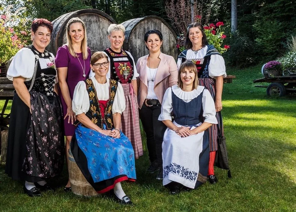 14d6d545f9d8b0b14b929e83d2dbe018e0b1c948 Sie wollen Landfrauenküche-Gewinnerin des Jahres werden: (hinten, v.l.) Anita Mosimann-Brawand, Christine Egger, Katrin Kissling, Yvonne Heinzer, Caroline Schweizer (vorne, v.l.) Cornelia Hlitebrand, Karin Caminada (Bilder SRF/Ueli Christoffel)