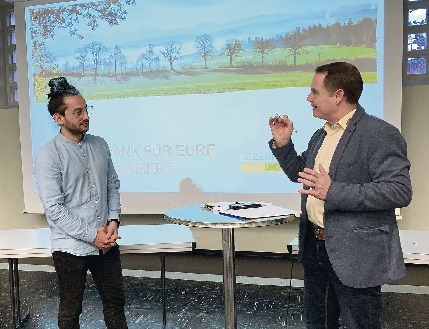 Bauernpräsident Markus Kretz (r.) in konstruktivem Dialog mit SP-Kantonsrat Hasan Candan über die Massentierhaltungs-Initiative und die Zukunft der Luzerner Landwirtschaft.