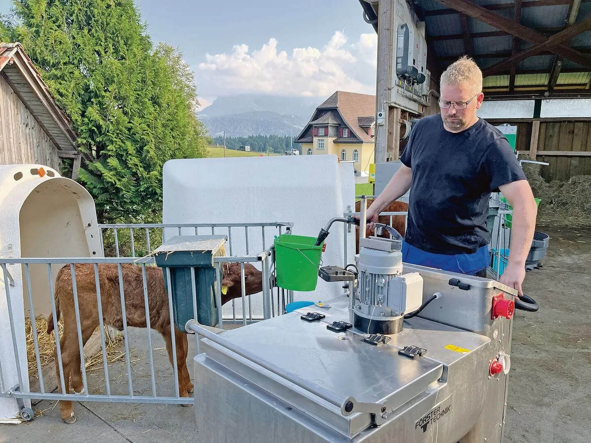 Zwei Mal pro Tag fährt Pirmin Wandeler mit dem Milchtaxi vor die Kälberiglus und füllt die Eimer mit rund sieben Litern.Vertränkt wird angerührtes Vollmilchpulver, auf 42 Grad aufgewärmt.