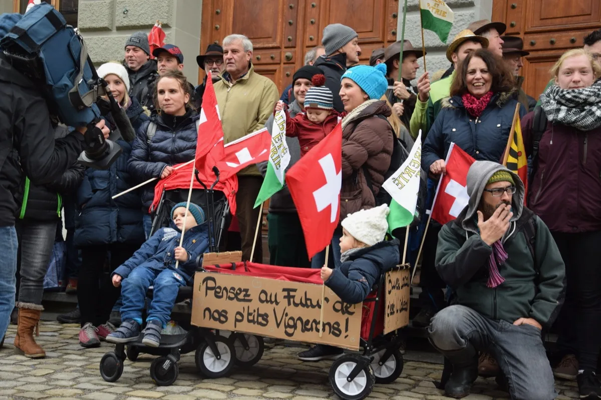 09ada272e253123543fca71e7a037f07723753d6 Die rund 200 Demonstranten reisten vor allem aus den Westschweizer Weinbaukantonen an. Auch die Kleinsten waren mit dabei. (Bilder jw)