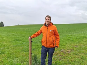 Lucas Vogt, Geschäftsführer der KWS Suisse AG, erklärt die Zuchtziele der Pflanzenzucht, zu denen nebst Ertragsstärke auch Stresstoleranz gehören.