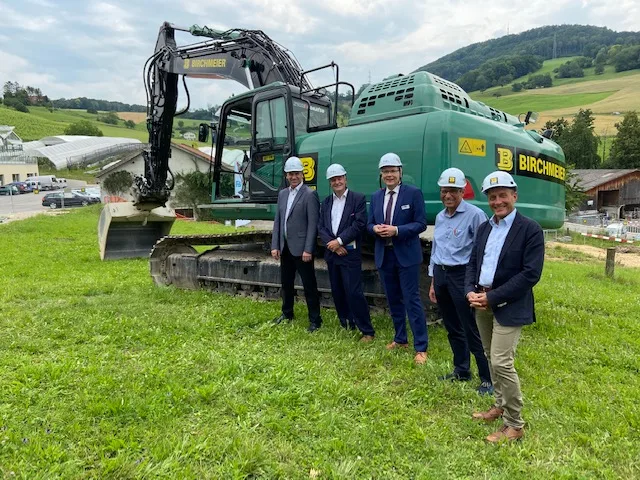 3b35b324648db7f92fda9e7672d2dce0c8c88172 Vorfreude auf das neue Projekt (v.l.n.r.): Daniel Suter, Fricker Gemeindeammann, Martin Ott, Präsident des FiBL-Stiftungsrats, Knut Schmidtke, Direktor für Forschung, Extension und Innovation des FiBL Schweiz, Michael Zehnder, Geschäftsführer der Birchmeier Baumanagement AG und Josef Burri, Leiter Strategie und Planung des Kantons Aargau. (akr)