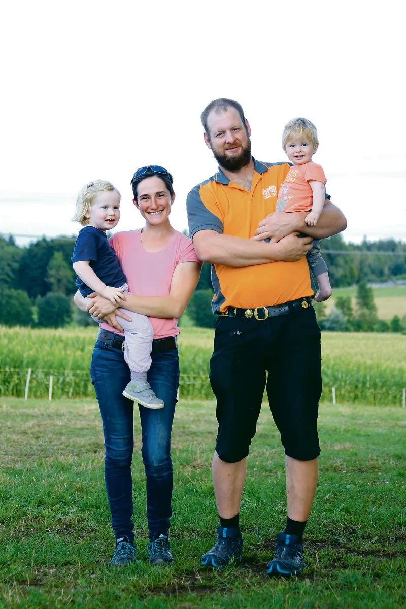 05c1756a0dfc52a08c87c703e8abc678bfdd4196 Vanessa und Niklaus Jenni mit ihren Töchtern Sara und Olivia. Das Powerpaar macht auf dem Betrieb, was es gut kann und was ihnen Freude macht – und das ist so Einiges.(Bilder Sacha Jacqueroud)
