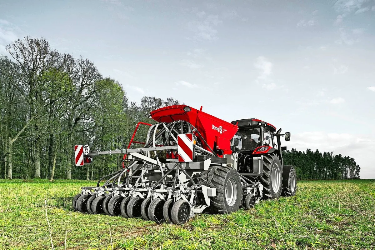 Die Novag-Maschine T-ForcePlus 250 ermöglicht dank des T-Slot-Plus-Scharsystems eine Aussaat bei Geschwindigkeiten von bis zu 12 km/h.Bild: Novag