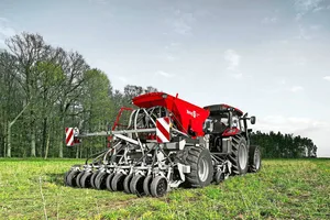 Die Novag-Maschine T-ForcePlus 250 ermöglicht dank des T-Slot-Plus-Scharsystems eine Aussaat bei Geschwindigkeiten von bis zu 12 km/h.Bild: Novag