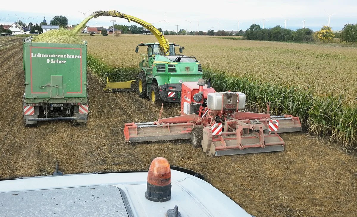 12e2d09643a466cc2b2c6e582334778a8ce57eac Der Mulcher mit Aufbaumotor direkt am Häckslermulcht Stoppeln, bevor sie platt gefahren werden. Bild: zVg