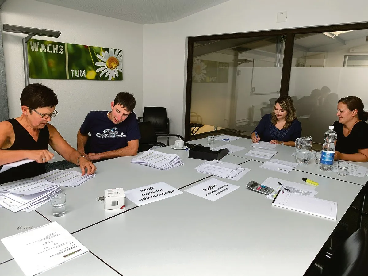 85089e30472ba09c4e96bccdcafe1bd20c93a06b Die Delegierten Alice Bühlmann und Joel Wapf beim Auszählen, zusammen mit Sandra Lüscher und Madeleine Grüter von der Geschäftsstelle (v.l.). (Bild Josef Scherer)