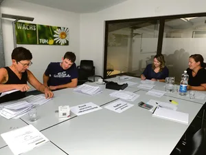 Die Delegierten Alice Bühlmann und Joel Wapf beim Auszählen, zusammen mit Sandra Lüscher und Madeleine Grüter von der Geschäftsstelle (v.l.). (Bild Josef Scherer)