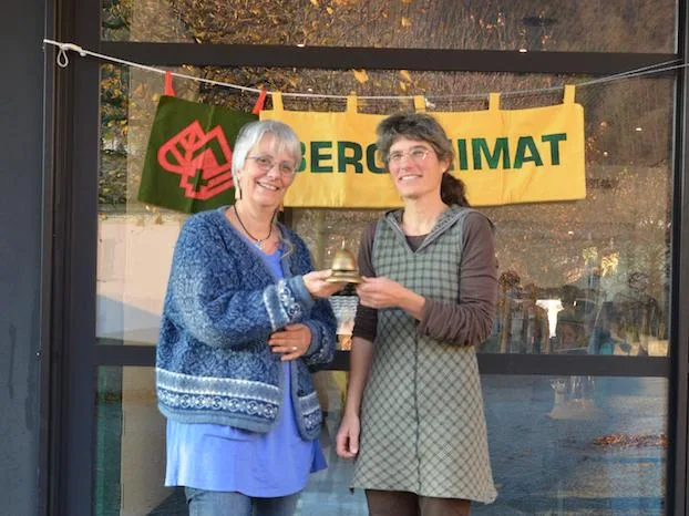 a38e4935ee5dc890da43574aa58cbe0273d58c8c Chiara Solari übergibt Claudia Gorbach das Amt der Präsidentin der Schweizer Bergheimat. (Bild zVg)