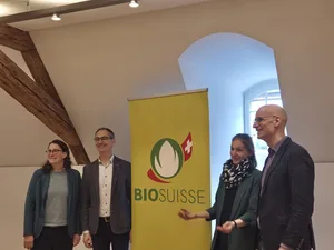 Die Vertreterinnen und Vertreter von Bio Suisse blicken auf ein erfolgreiches Jahr zurück. Von links: Laura Spring, Rolf Bernhard, Dora Fuhrer, Balz Strasser.