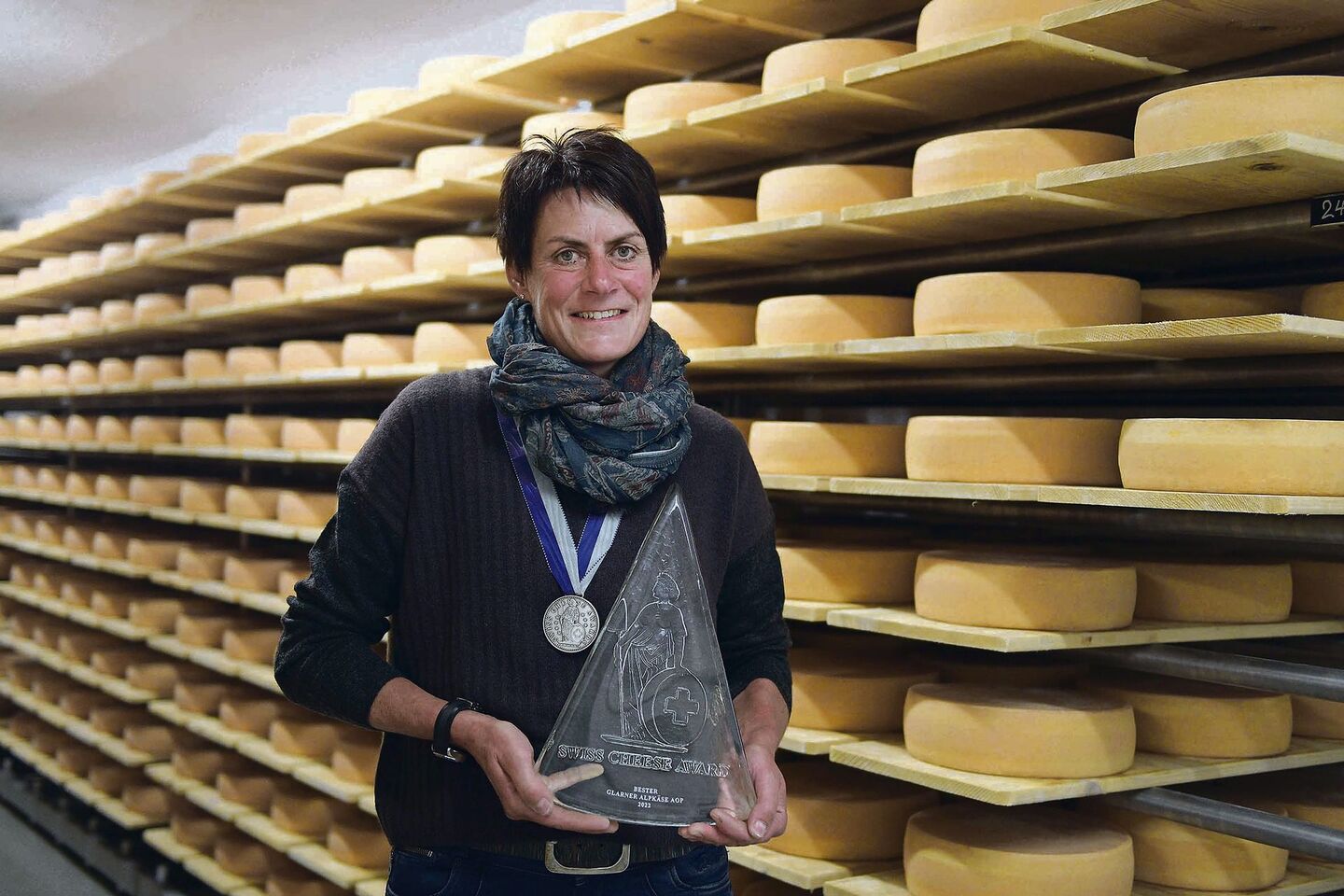 Ruth Marti freut sich über den Swiss Cheese Award, den sie im Käsekeller der Glarona entgegennimmt.