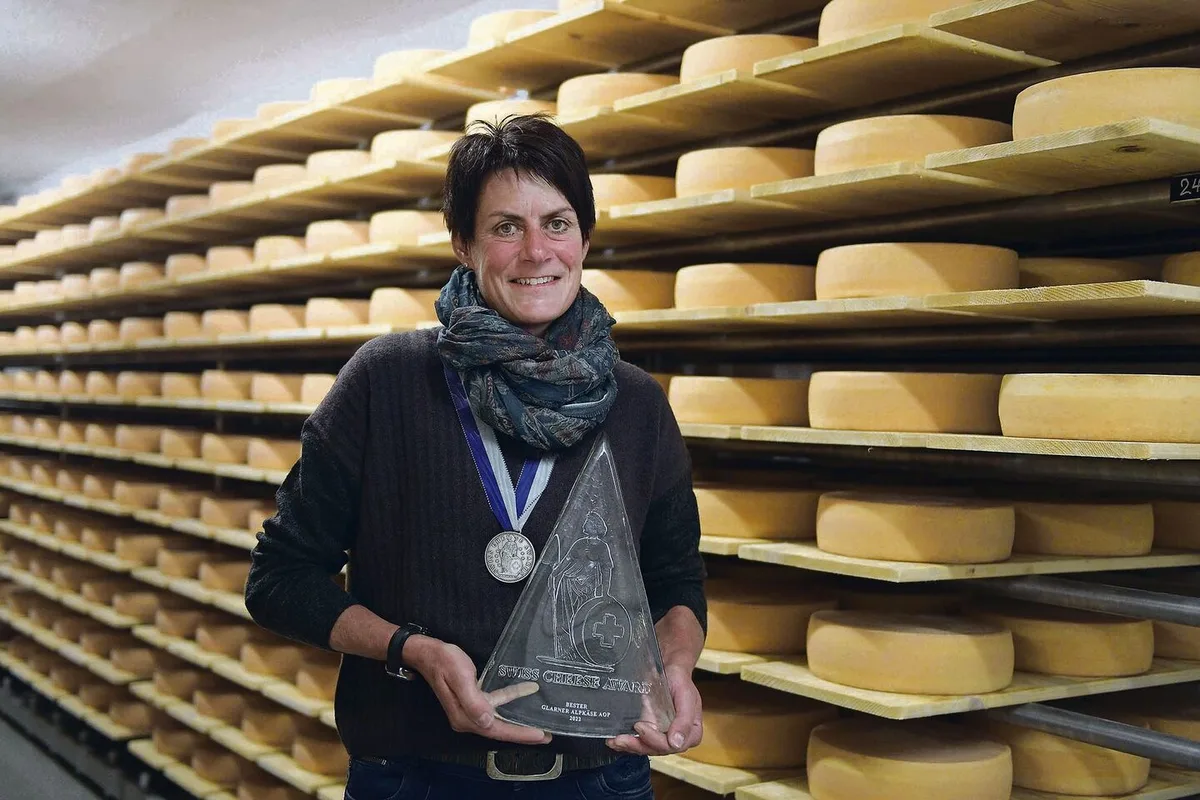 a49bfcd62f2e90aa8db1b340dab67bbbe77bb2723ed63973acea47ee90a75152 Ruth Marti freut sich über den Swiss Cheese Award, den sie im Käsekeller der Glarona entgegennimmt.
