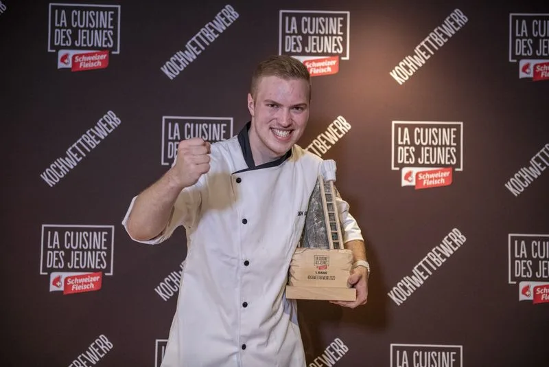 7805528221c3ec73cf25f30c208166c0a8e37dc4 Der Sieger Simon Grimbichler. Der Wettbewerb stand unter dem Motto «The Art of Pork! Zeig uns grosse Kochkunst – mit deiner Kreation aus bestem Schweizer Schweinefleisch.» (Bild Proviande)