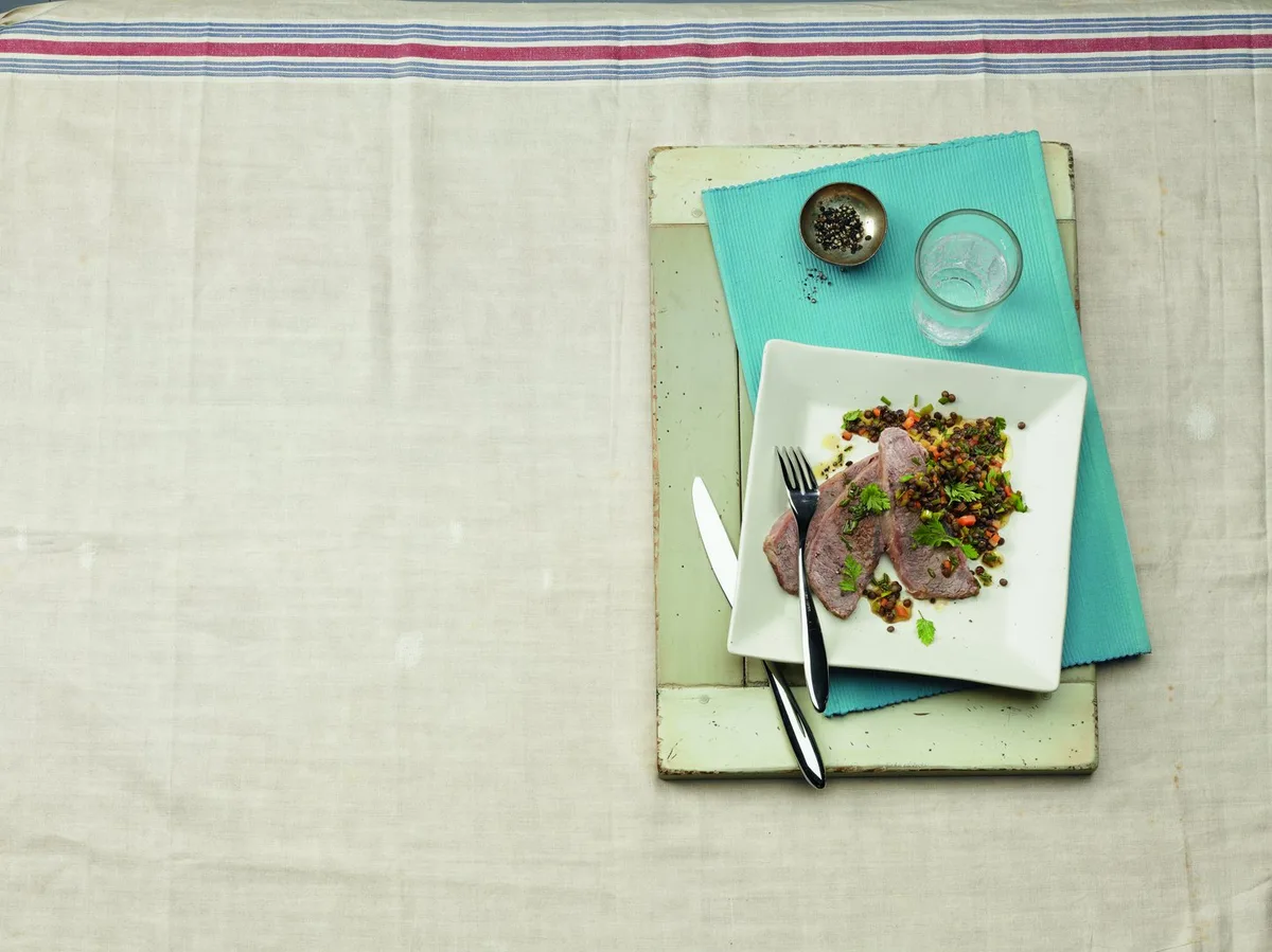 Mit_Siedfleisch_kkönnen_viele_Gerichte_zubereitet_werden.__Ob_kalt_als_Salat__oder_warm_mit_Linsen__mit_Senf-_oder_Meerrettichsauce__oder_in_der_Brühe_als_Suppeneinlage_-_der_Fantasie_sind_keine_Grenzen_gesetzt.___Kopie Warum Geduld beim Zubereiten von Siedfleisch die wichtigste Zutat ist