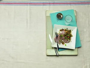 Mit Siedfleisch können viele Gerichte zubereitet werden. Ob kalt als Salat, oder warm mit Linsen, mit Senf- oder Meerrettichsauce, oder in der Brühe als Suppeneinlage - der Fantasie sind keine Grenzen gesetzt.