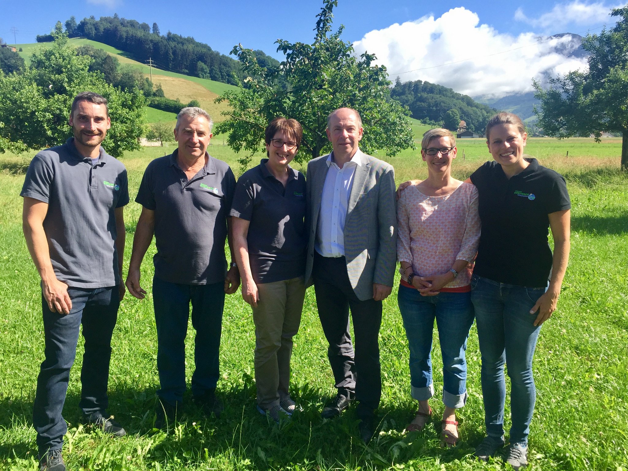 Landesrat Max Hiegelsberger (3. v.r.) zu Besuch bei Familie Haldemann im Naturpark Gantrisch. Rechts von ihm Nadine Degen von "Das Beste der Region". (Bild zVg)