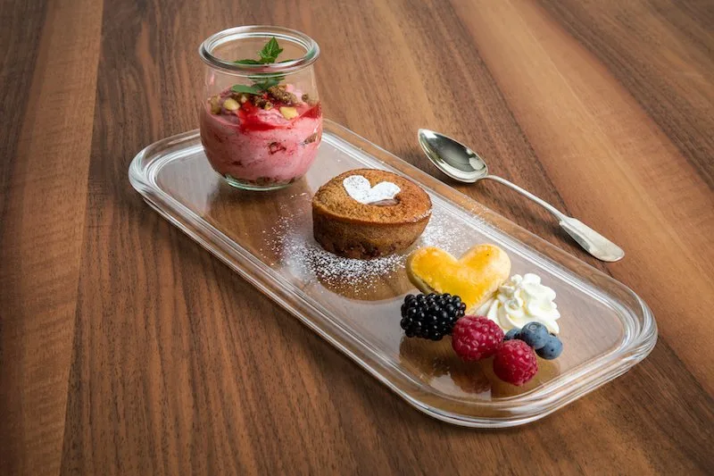 a7d5ba3462a3652f088bb17b8d7c72af2962170a Himbeer-Knuspertöpfli mit Schoggichüechli und Beerengarnitur. (Bild Ueli Christoffel/SRF)