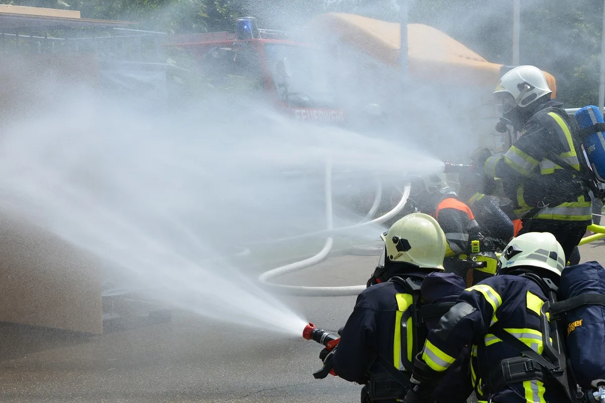 fire-fighters-g7a9afa36a_1920 Lagerhalle eines Bauernhofs in Schwadernau steht in Vollbrand