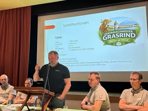 Elmar Barmettler (m.) präsentierte bei Bio Luzern die Spezifikationen für das «Zentralschweizer Grasrind.»