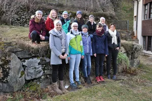 Die Absolventinnen der Bäuerinnenschule Gurtnellen im Garten der Schule. (Bild zVg)