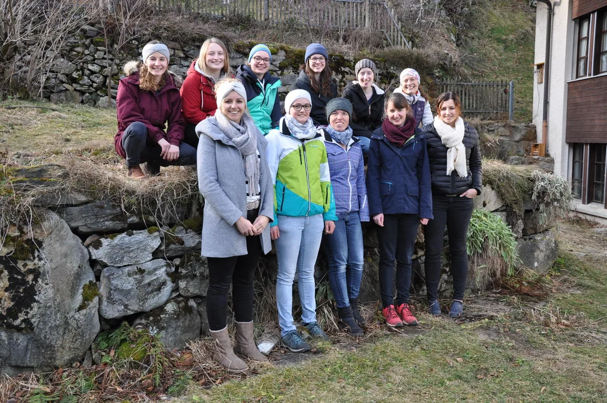 Die Absolventinnen der Bäuerinnenschule Gurtnellen im Garten der Schule. (Bild zVg)