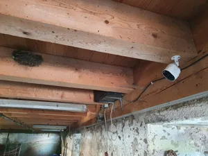 Damit die Kamera langfristig funktioniert, sollte sie IP 65 oder besser IP 66 aufweisen. Damit wird ein Schutz vor Staub und Spritzwasser gewährleistet.