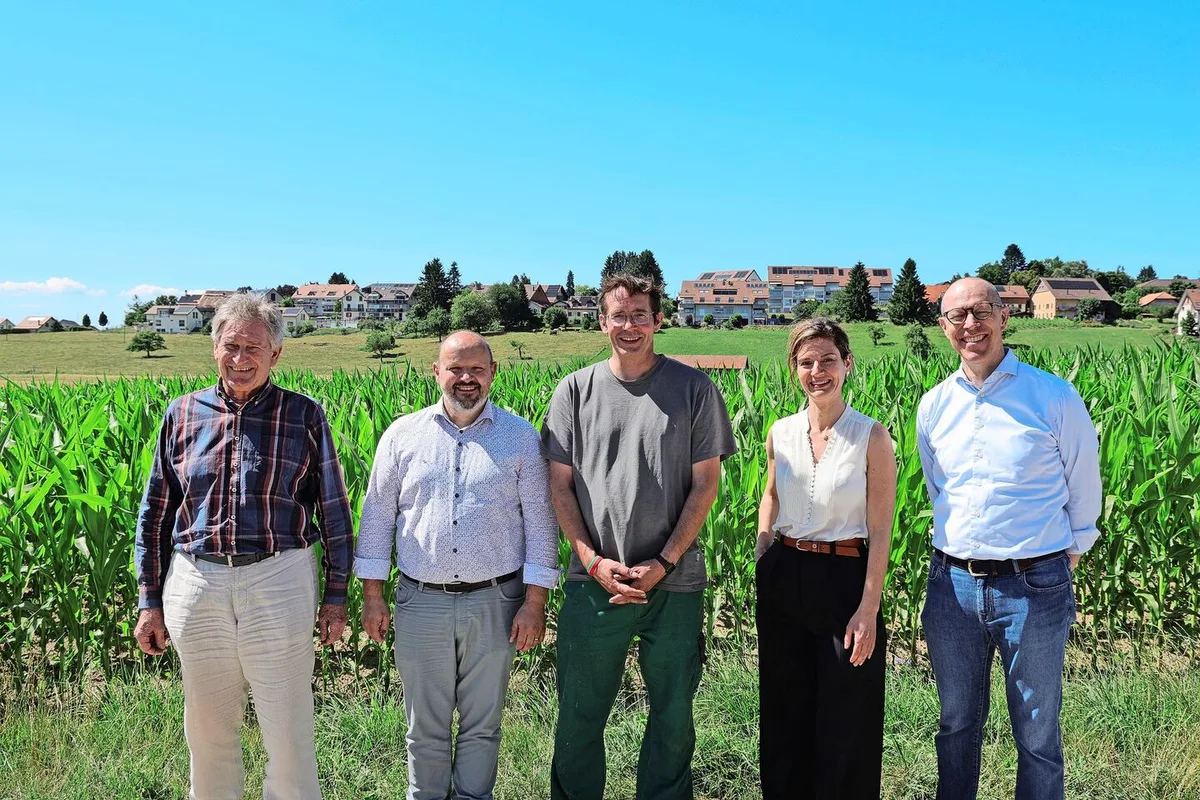 838601f274282fbc64c17d405239e3cfef2fa32519cd1ab8aa302e55497f5aee Stellten das Projekt vor: Wolfgang Sturny, Swiss No-Till; Daniel Imhof; David Jaccoud; Aude Jarabo, Agroimpact; Eugenio Simioni (v. l. n. r.).