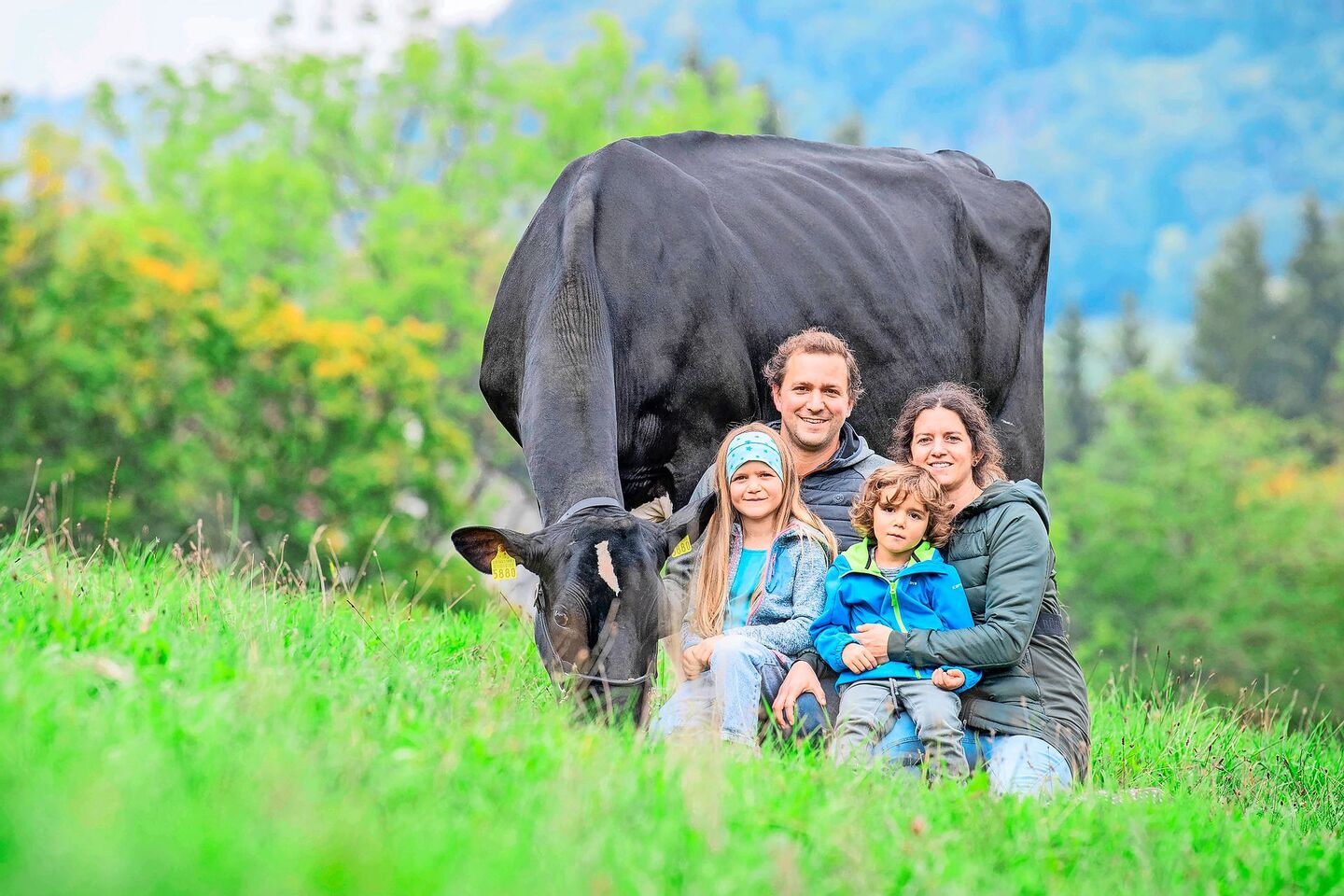 Fabian und Céline Dettwiler mit den Kindern Lynn und Ryan. Am Halfter ihre Stammkuh GranFaline Atwood Hailey VG 89 (Euter EX-91).