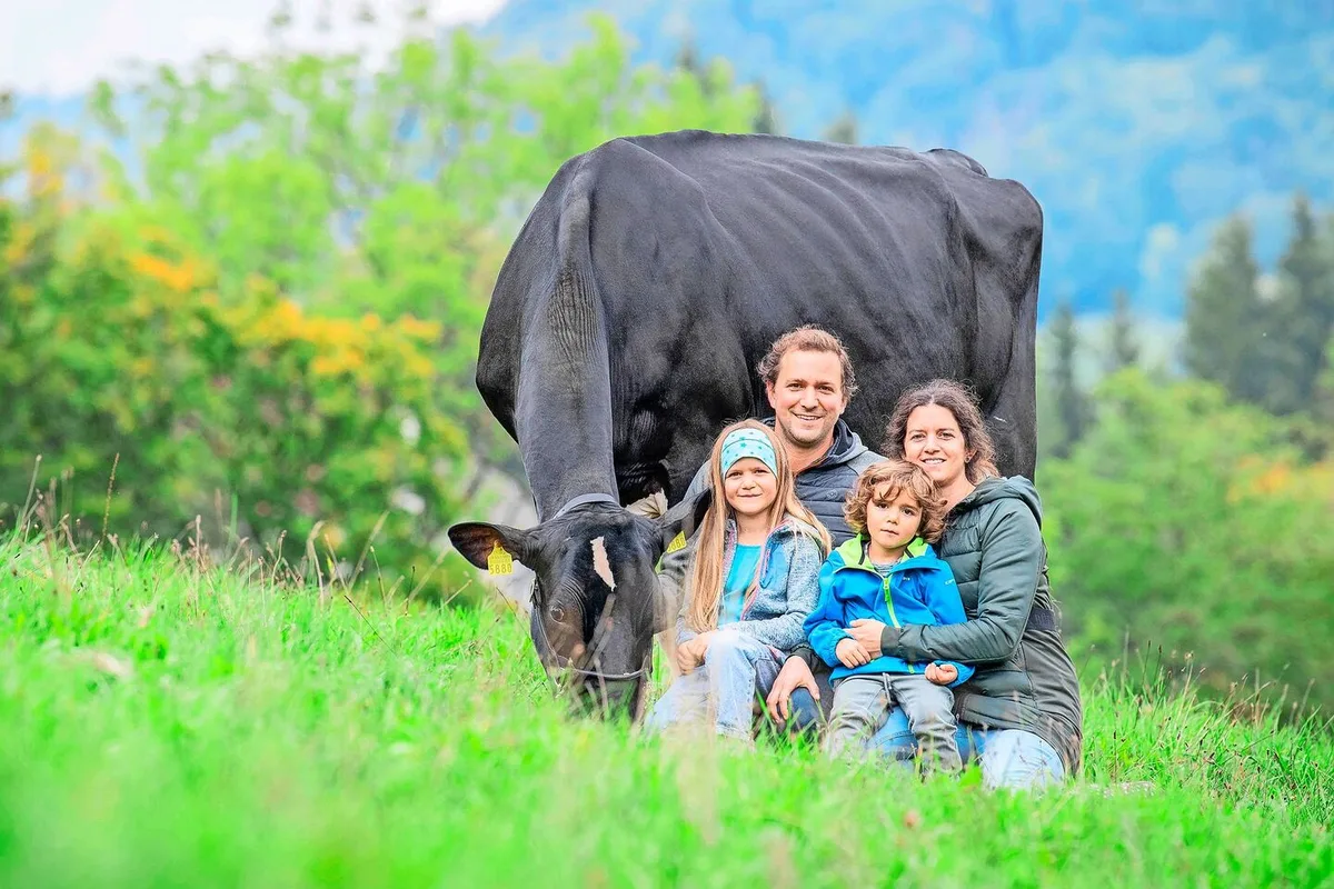 46b50ab9466cd934687a466683308c3e3be98a2a4d3cbbff2f599b342dc11869 Fabian und Céline Dettwiler mit den Kindern Lynn und Ryan. Am Halfter ihre Stammkuh GranFaline Atwood Hailey VG 89 (Euter EX-91).