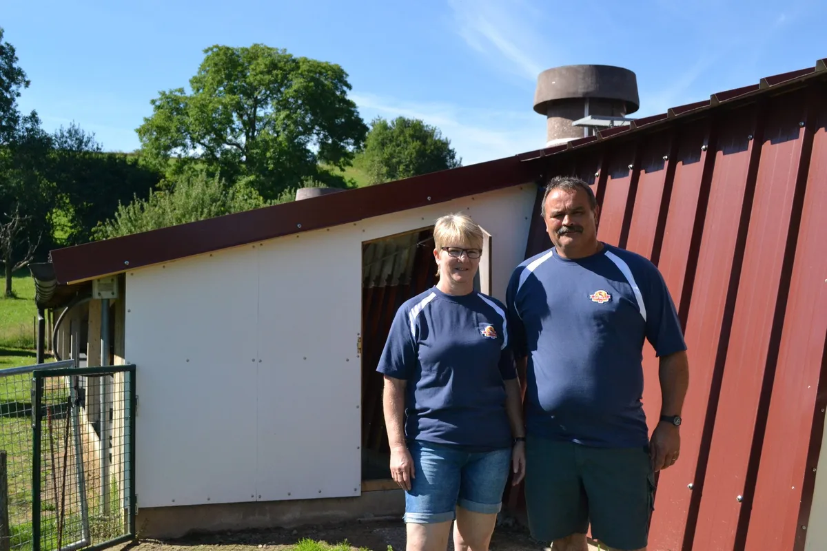 ed420d2a00b78240a5d7b2556bfa6e556b81ab67 Susanne und Hugo Käser aus Fendringen bei Bösingen FR freuen sich über den schönen Stall. (Bilder jba)