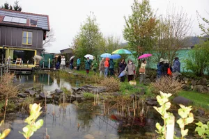 Die beeindruckende Gestaltung und Artenvielfalt des naturnahen Garten der Familie Schwery weckt das Interesse. (Bild Sandra Steffen)