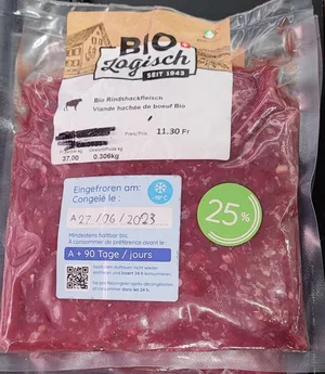 Eingepacktes Fleisch kann bis zu 3 Monate länger verkauft werden, wenn es bis zum Verbrauchsdatum fachgerecht eingefroren wurde.