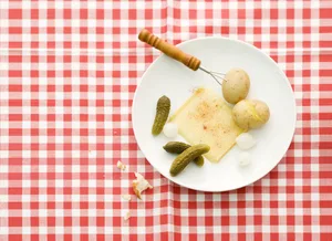 Die Juoren beurteilten die verschiedenen Raclette-Käse hinsichtlich Farbe, Haltbarkeit, Textur, Stärke und Aromen.