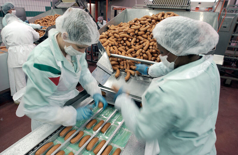 Mit dem Verkauf des Wurstwarengeschäfts gehen die beiden Produktionsbetriebe in Börger und Suhl mit den Mitarbeitende an die Zur Mühlen Gruppe. (Symbolbild Bell)