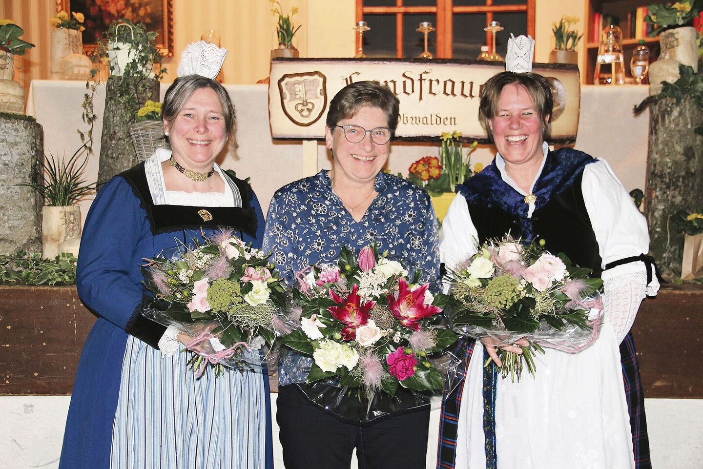 Die abtretende Sorgechrattä-Präsidentin Berta Amgarten mit den Co-Präsidentinnen Franziska Gasser (links) und Petra Rohrer.