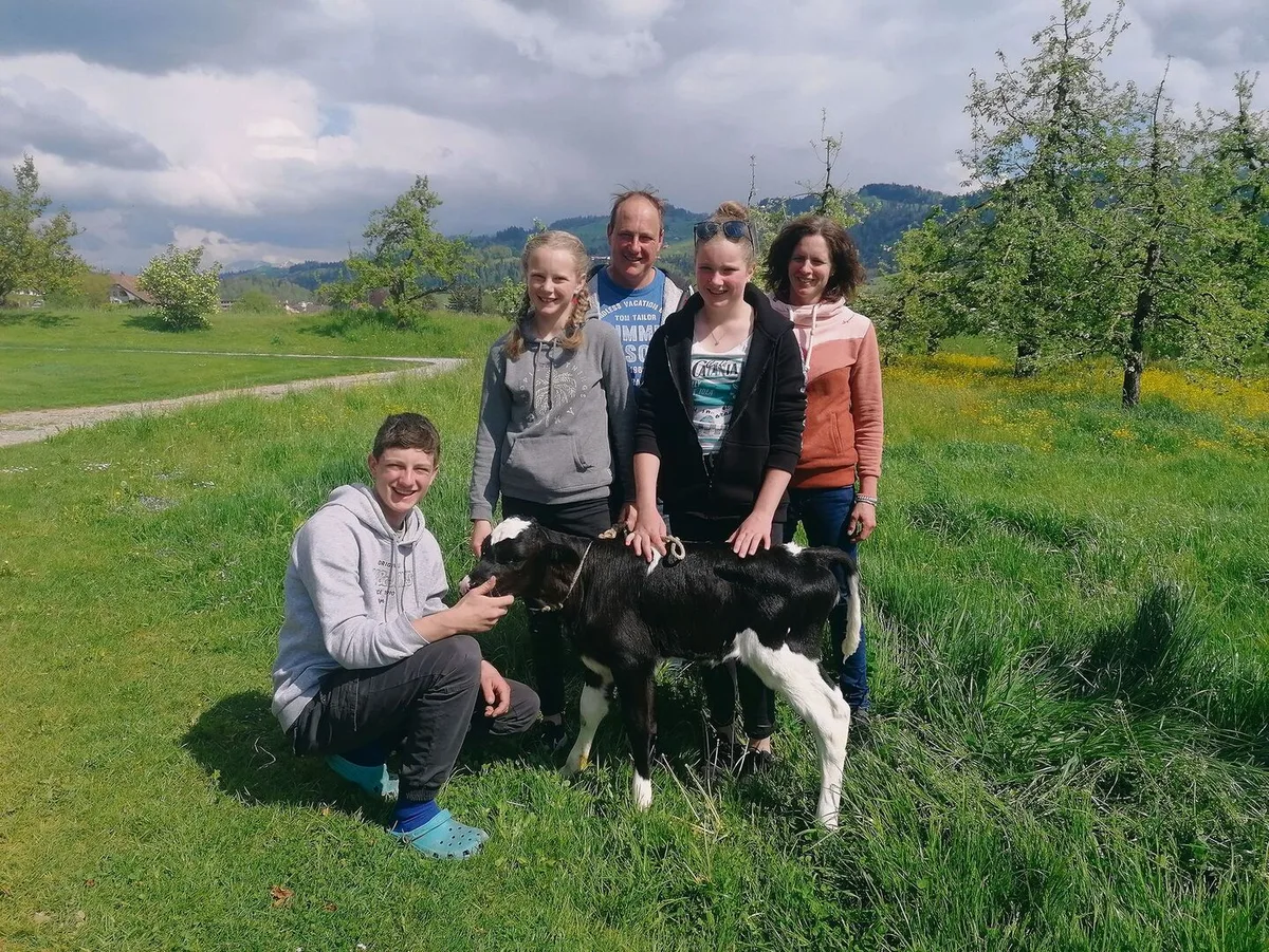 be680606f7855a76f9af252043fdd3a3c1c8c8e0166b2f8e66a1654d96d892a0 Kurt und Andrea Tanner-Schwarz mit den Kindern Lukas, Stefanie und Evelyn. Ihr Betrieb in Steffisburg ist vielseitig aufgebaut. Die Milchwirtschaft und ein Hofladen sind wichtige Betriebszweige.