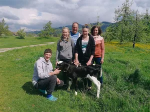 Kurt und Andrea Tanner-Schwarz mit den Kindern Lukas, Stefanie und Evelyn. Ihr Betrieb in Steffisburg ist vielseitig aufgebaut. Die Milchwirtschaft und ein Hofladen sind wichtige Betriebszweige.