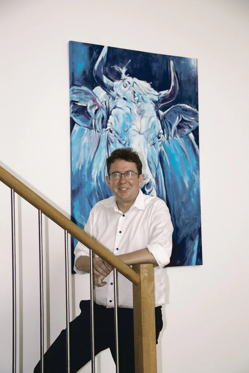 c83d2ce8c6311ba0faaef16c76a879f8b1277041 Albert Rösti ist ein Fan des Künstlers Björn Zryd. Mehrere von dessen Gemälde (im Hintergrund) hängen im Büro des Nationalrats in Uetendorf. Auch der BauernZeitung ist der Künstler bekannt und bildet einen Teil der diesjährigen Sommerserie. (Bild Andrea Wyss)