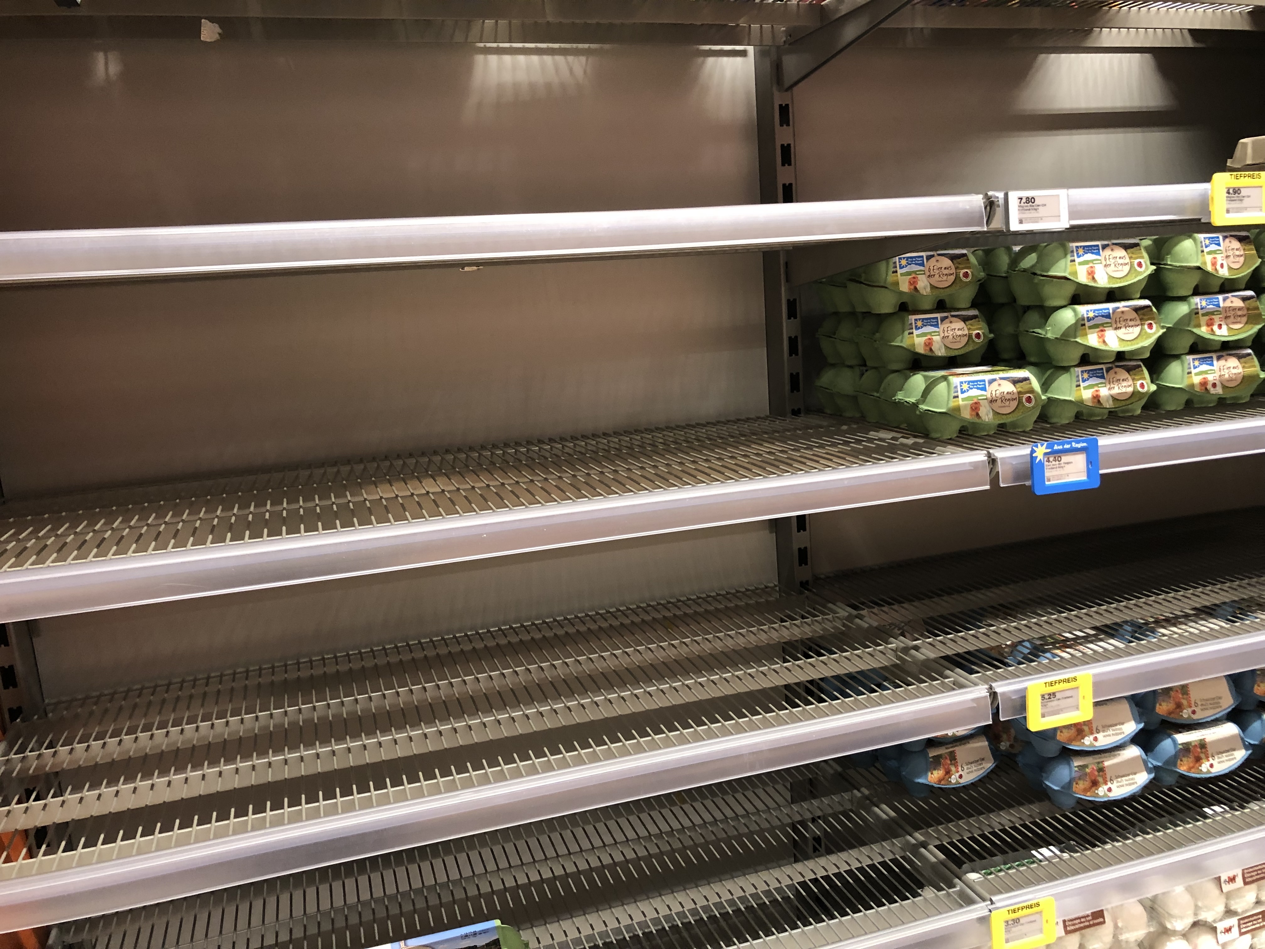 Leere Eier-Regale bei Migros. Dennoch will die Eierbranche nicht mehr als 5 % wachsen, der Grund dafür ist der fehlende Absatz im Sommer.