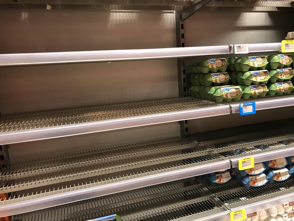 IMG_7682.jpeg Leere Eier-Regale bei Migros. Dennoch will die Eierbranche nicht mehr als 5 % wachsen, der Grund dafür ist der fehlende Absatz im Sommer.