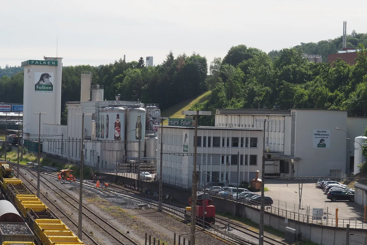 f4351a8cf2dbe17a86c6b207a137ae29ccced638 Die Brauerei Falken gehört zu den Firmen mit langer Geschichte im Kanton Schaffhausen. An der Olma 2021 soll ein bereits heute präsentiertes, neues Bier dieser Firma «Bock» auf den Gastkanton Schaffhausen» machen. (Bilder Christian Weber)