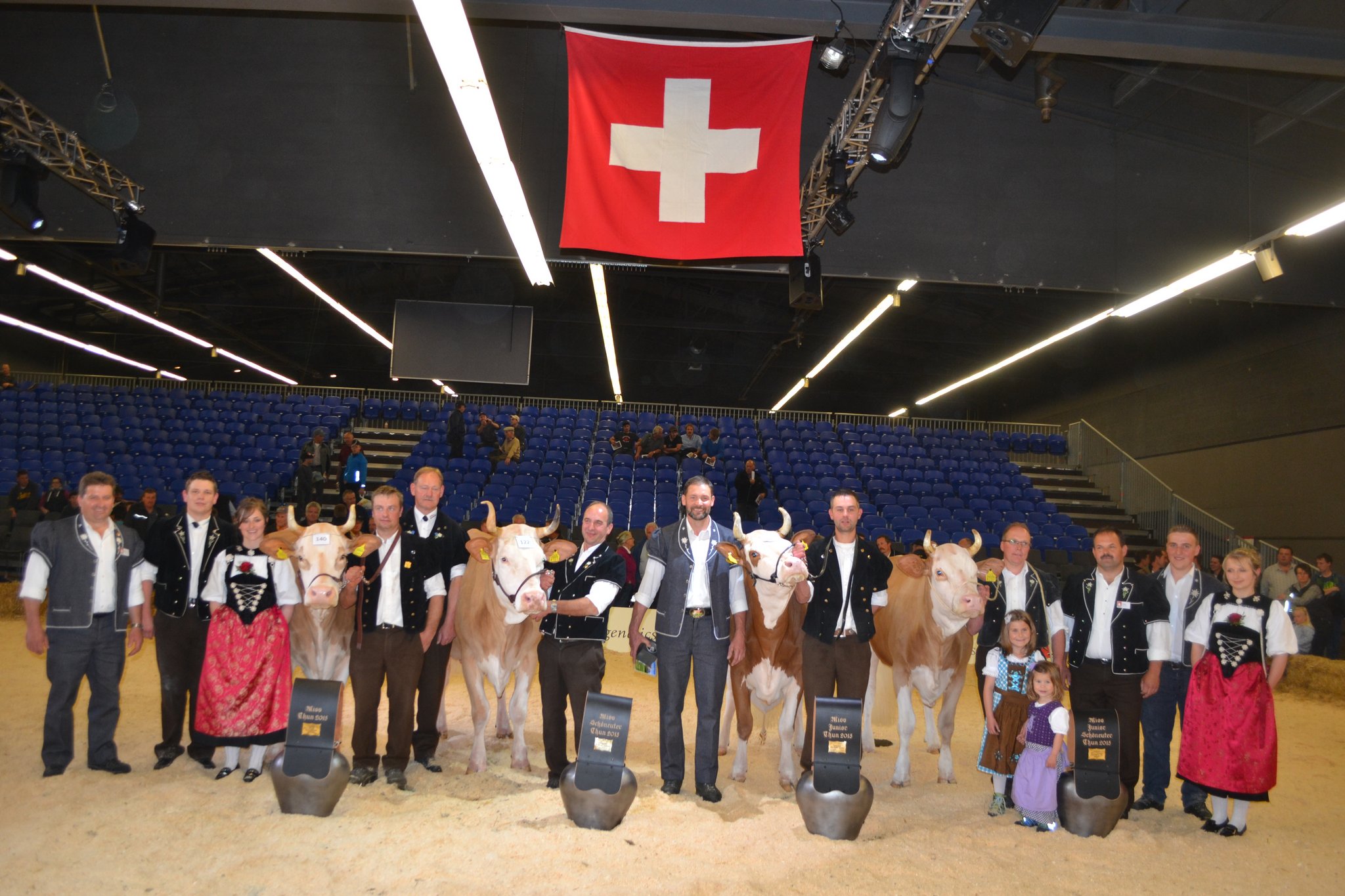 Die Siegertiere (v. l. n. r.): Herzog Petra (Grand Champion), von Stephan und Jonathan Perreten aus der Lauenen BE; Dario Melitta (Senior Schöneuter), von Hans Maurer aus Wichtrach BE; Fabian Calanda (Junior Miss), von Stephan und Jonathan Perreten aus der Lauenen BE und die Junior Schöneuter Sepp Eliana von Hansueli Brügger aus Frutigen BE. (Bilder Peter Fankhauser)
