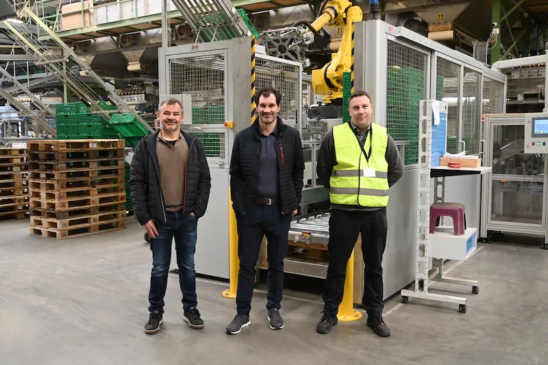 58b77b52395f565cbfd260700d83505448584b5a Jörg Schär (Fenaco), Klaus Meier (Steffen-Ris) und Daniel Studer von Twin Automation vor der neuen Roboterzelle im Packzentrum in Bätterkinden (Bilder jba)