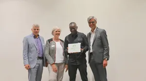 Christoph Ammann, HAFL-Direktorin Ute Seeling, Küchenchef Jeremiah Omara und BFH-Rektor Sebastian Wörwag (v. l. n. r.), freuen sich über die Auszeichnung.