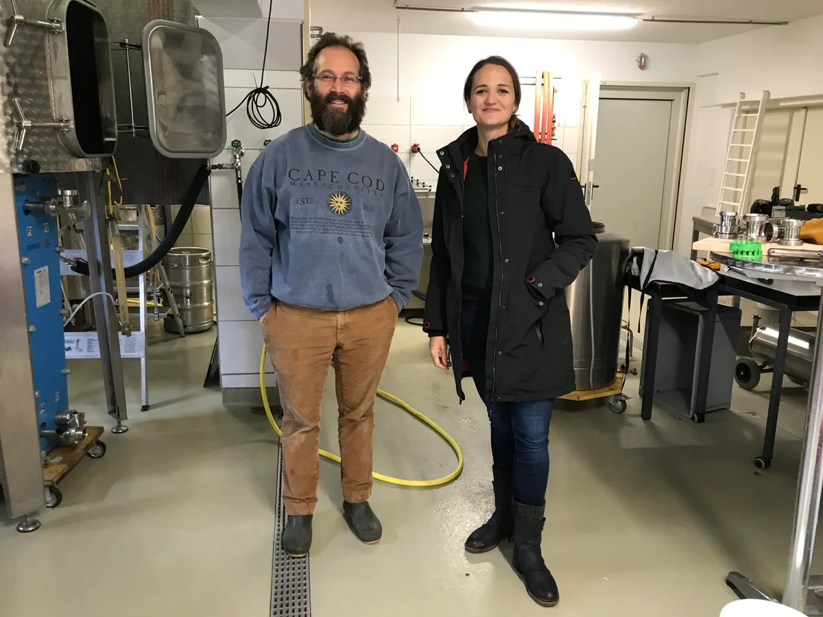 121b13348c51bf503e32ac67435ada540f94bc16 Brauer Christof Eichenberger und Landwirtin Christa Falkensammer im ehemaligen Kuhstall, den sie gemeinsam zur modernen Brauerei umgebaut haben. (Bild Alexandra Stückelberger)