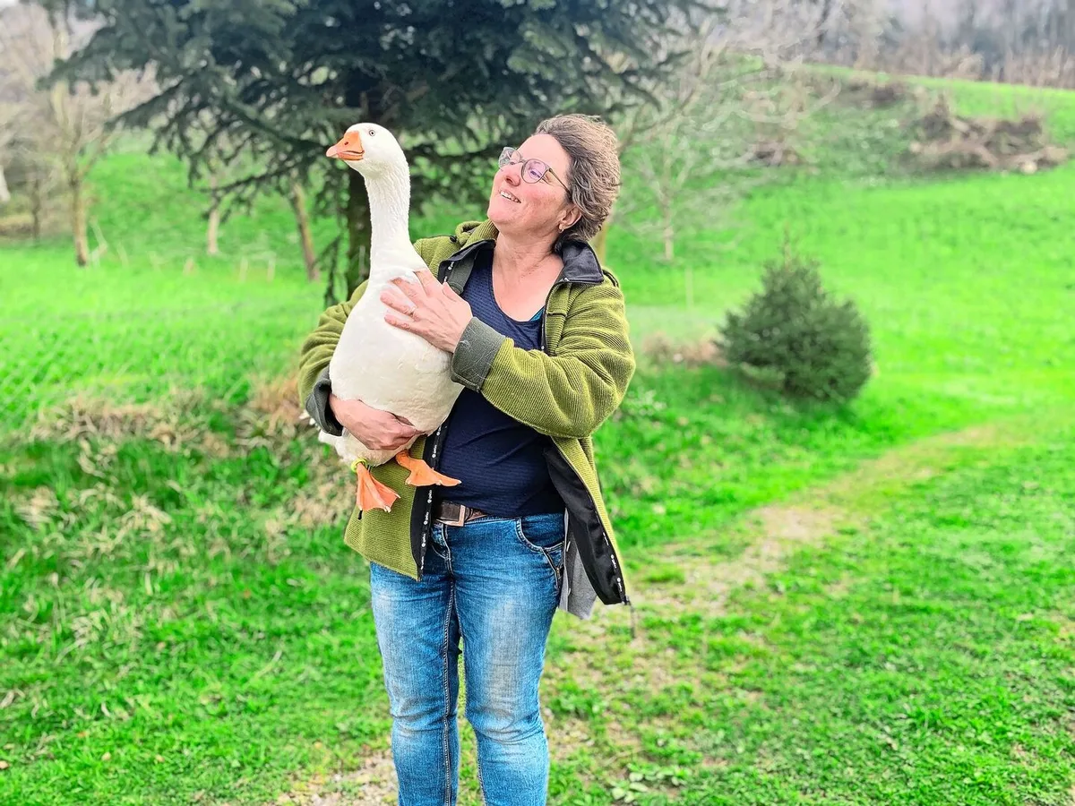 Barbara Schirmer mit Ganter Werner, zu dem sie eine besondere Beziehung hat. Da sie das erste Wesen war, das er nach dem Schlüpfen sah, betrachtete er sie als seine Gänse-Mutter.